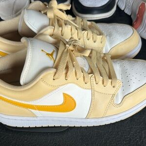 Air Jordan 1 low vanilla yellow